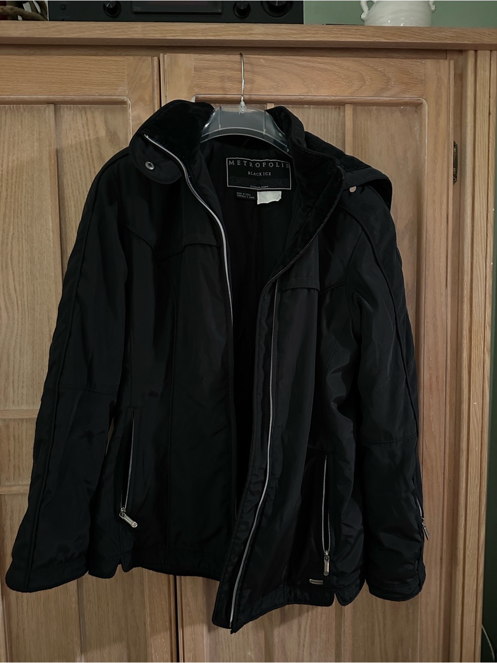 Women’s black Metropolis ski jacket